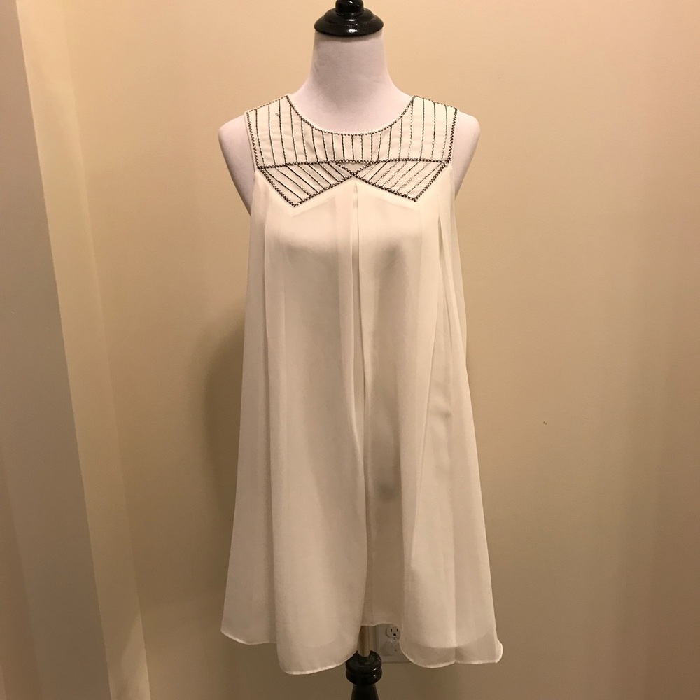 BCBG cute flowy dress in White size M